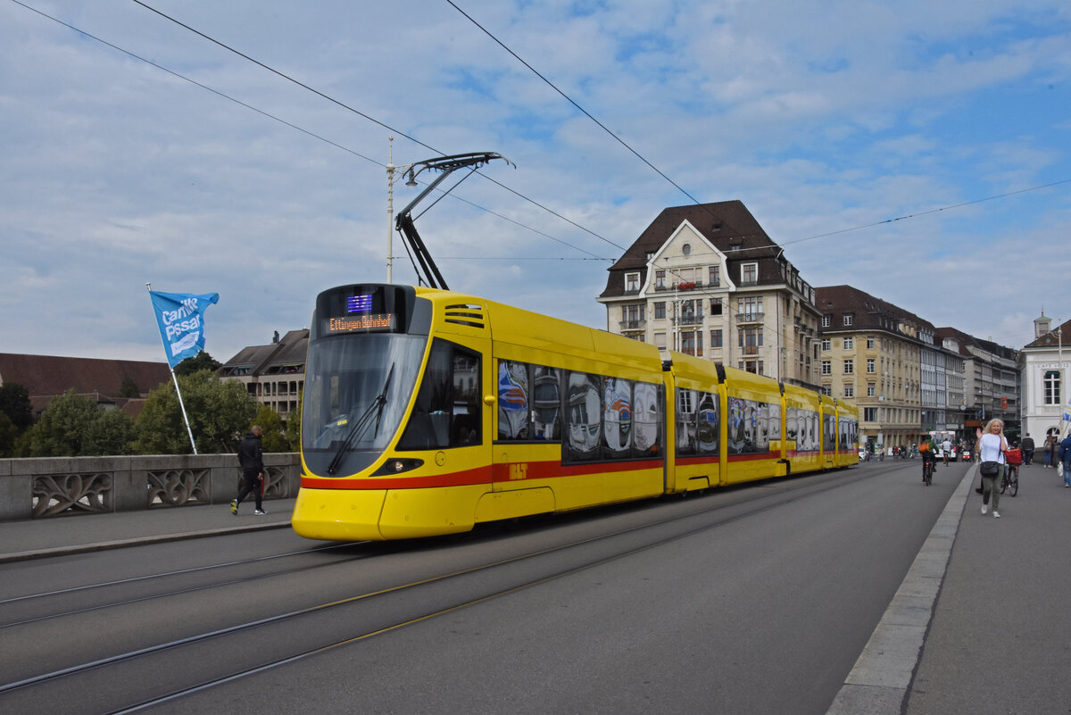 Be 6/10 Tango 166, auf der Linie 17, überquert die Mittlere Rheinbrücke. Die Aufnahme stammt vom 31.08.2021