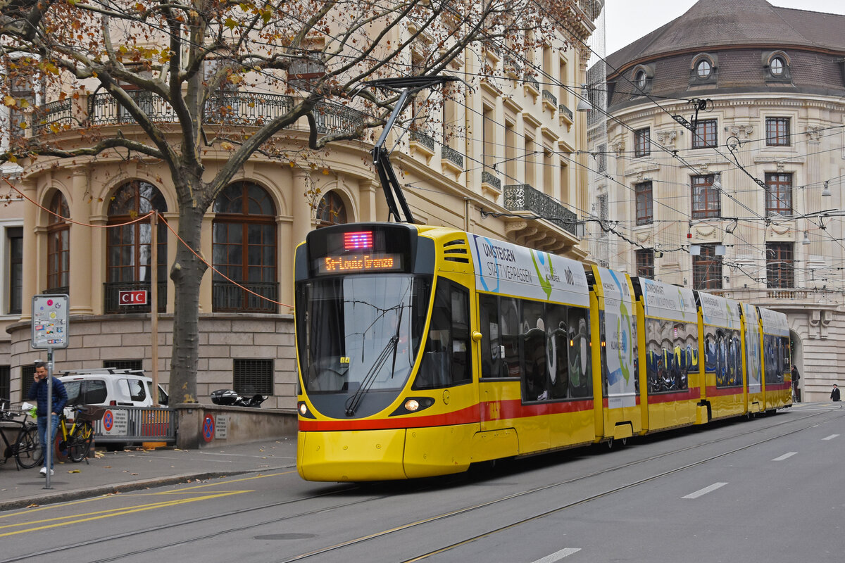 Be 6/10 Tango 166, auf der Linie 11, fährt den Steinenberg hinunter zur Haltestelle Barfüsserplatz. Die Aufnahme stammt vom 24.11.2021.