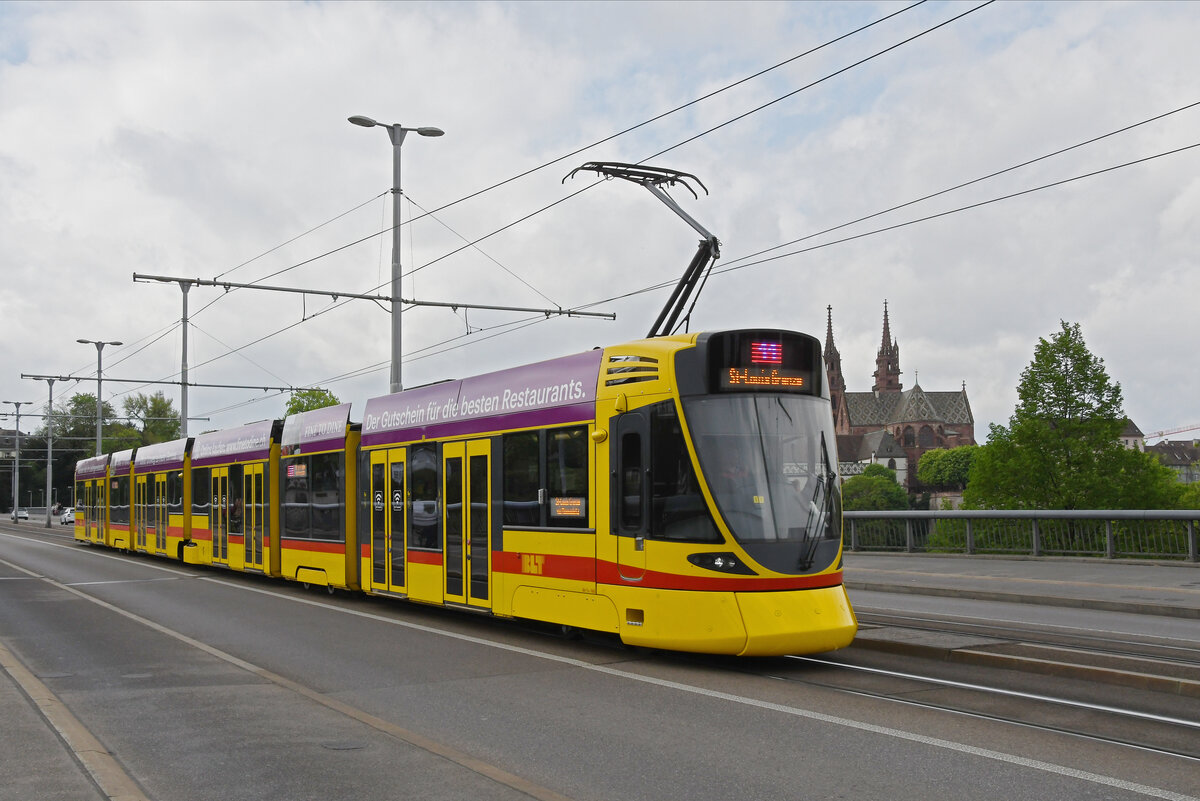 Be 6/10 Tango 166, auf der wegen einer Grossbaustelle am Steinenberg umgeleiteten Linie 11, überquert am 15.04.2024 die Wettsteinbrücke.