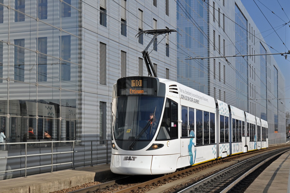 Be 6/10 Tango 166 hat eine neue Clariant Werbung erhalten. Hier fährt der Tango auf der Linie 10 zur Haltestelle Peter Merian. Die Aufnahme stammt vom 10.02.2015.