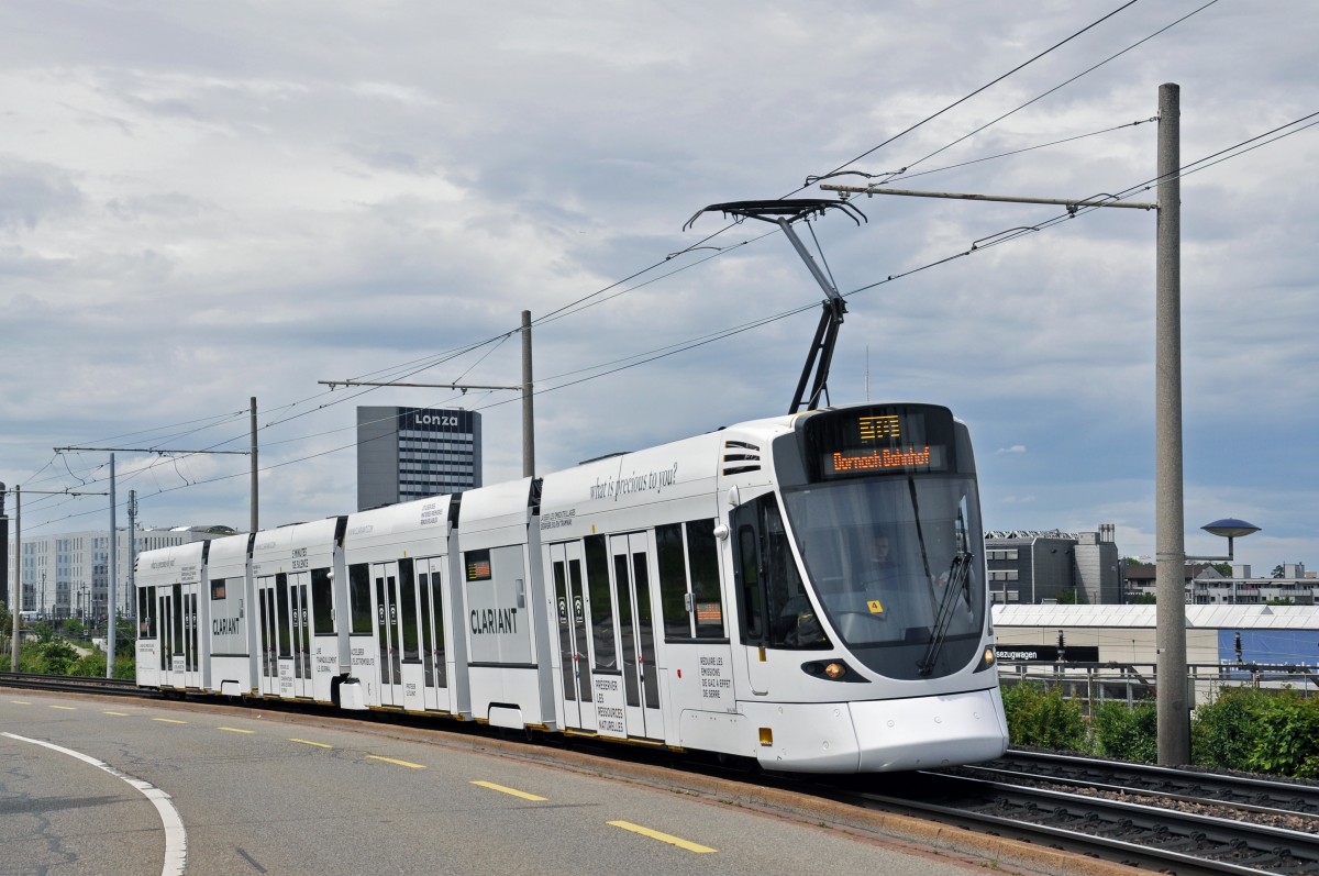 Be 6/10 Tango 166 mit der Clariant Werbung auf der Linie 10 kurz vor der Haltestelle M-Parc. Die Aufnahme wurde von einer Insel mitten auf der Strasse gemacht. Die Aufnahme stammt vom 10.05.2014.