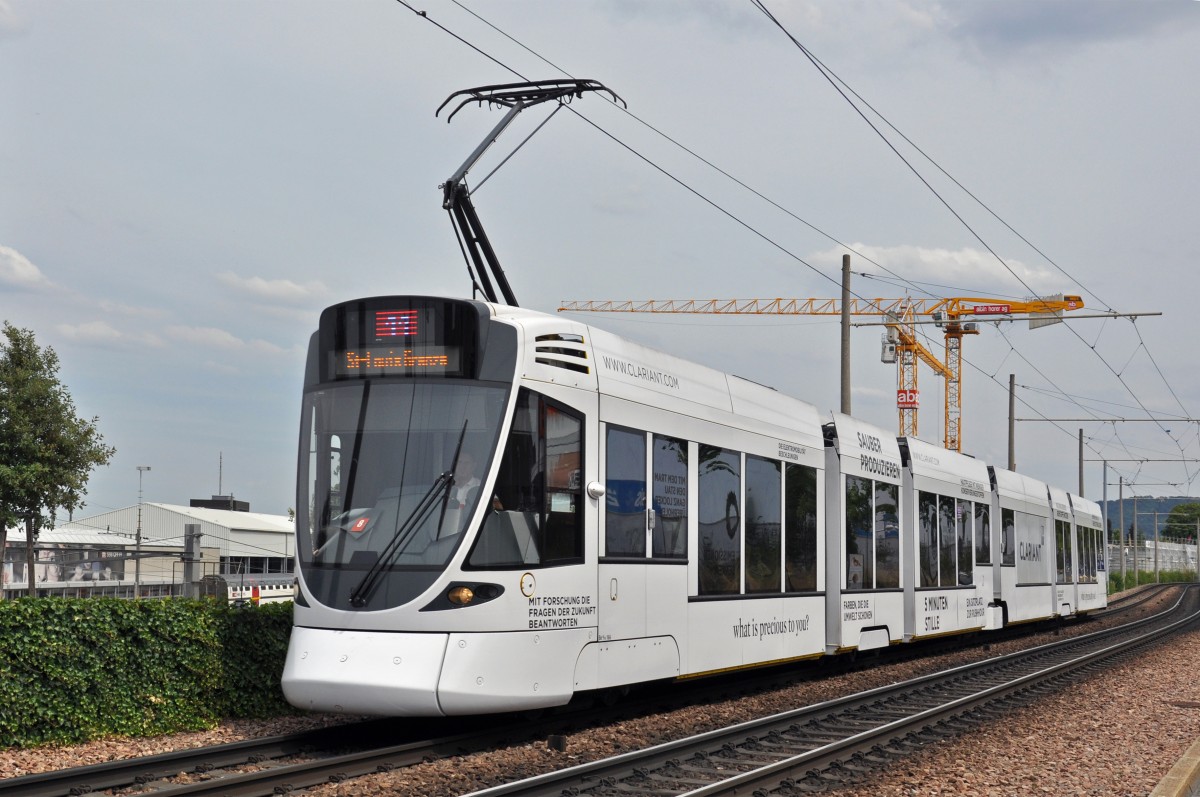 Be 6/10 Tango 166 mit der Clariant Werbung auf der Linie 11 kurz vor der Haltestelle Münchensteinerstrasse. Die Aufnahme entstand am 27.06.2014.