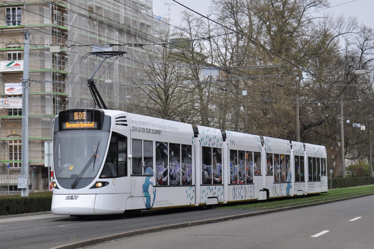 Be 6/10 Tango 166 mit der Werbung für Clariant auf der Linie 10 fährt zur Haltestelle am Bahnhof SBB. Die Aufnahme stammt vom 01.04.2015.