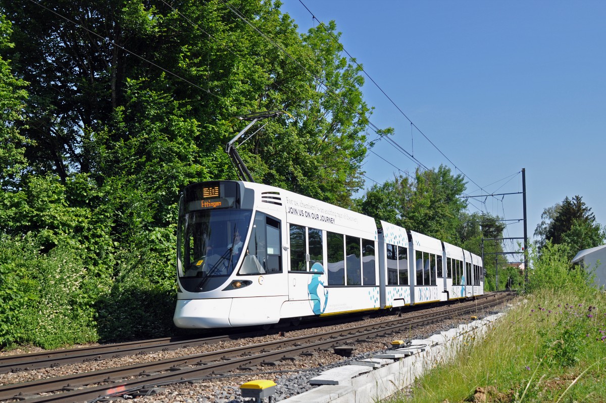 Be 6/10 Tango 166 mit der Clariant Werbung auf der Linie 10 fährt zur Haltestelle Ettingen. Die Aufnahme stammt vom 06.06.2015.