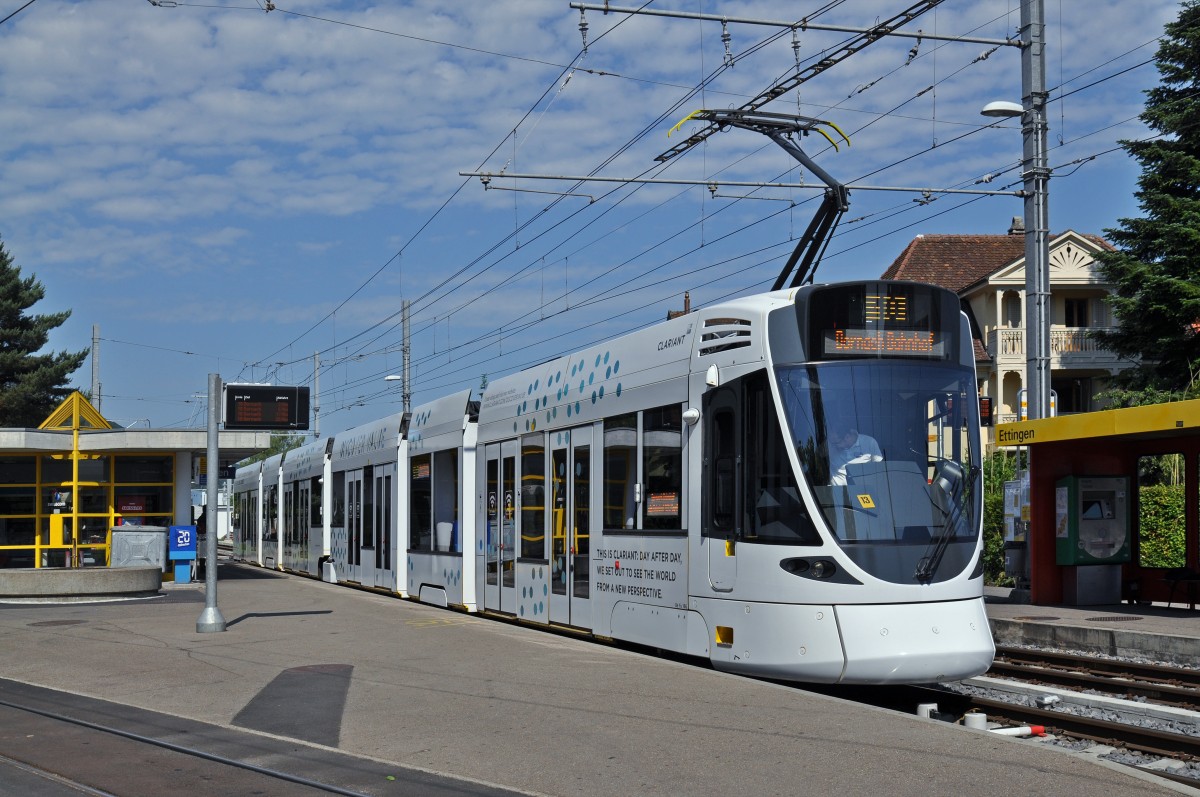 Be 6/10 Tango 166 mit der Clariant Werbung auf der Linie 10 bedient die Haltestelle Ettingen. Die Aufnahme stammt vom 06.06.2015.