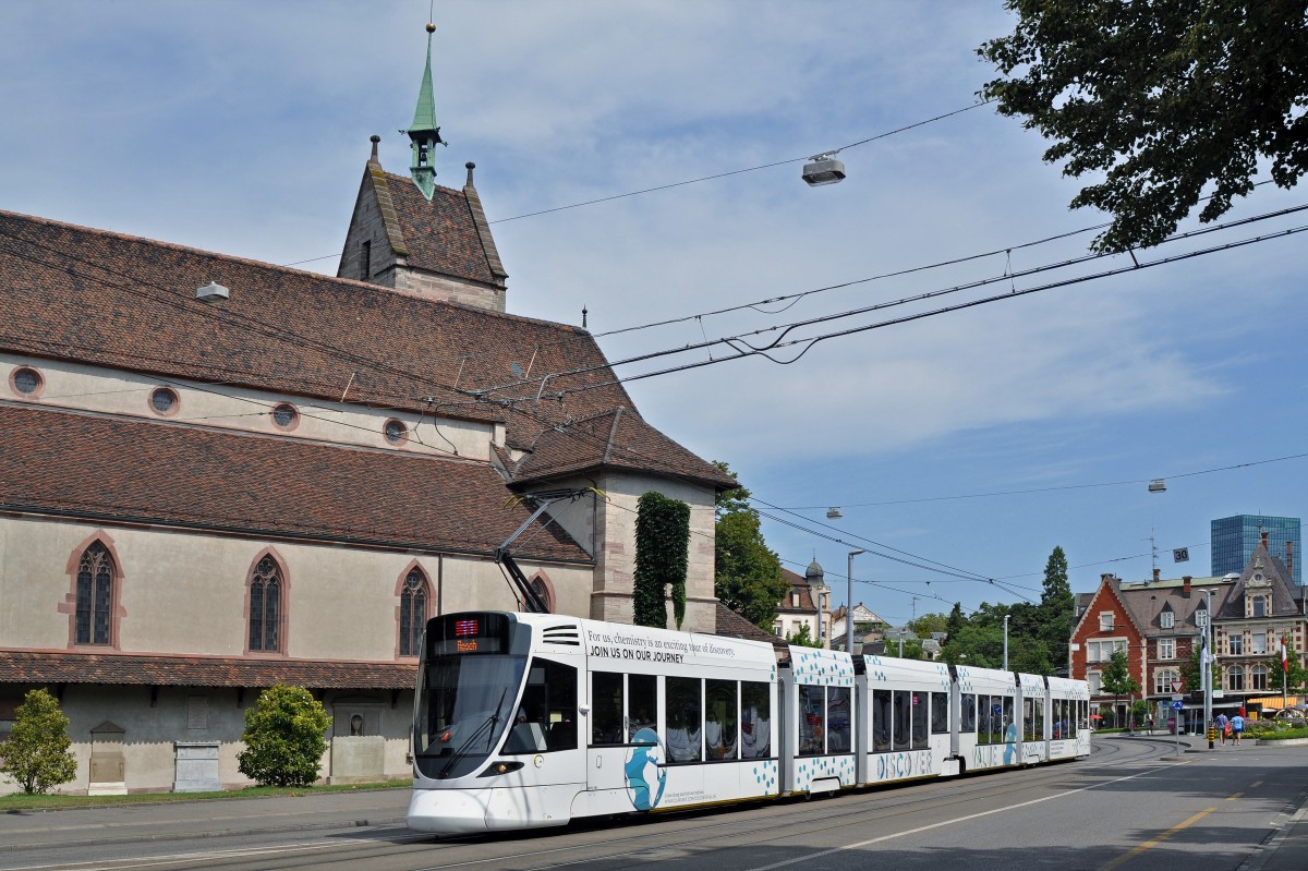 Be 6/10 Tango 166, mit der Clariant Werbung, auf der wegen einer Baustelle umgeleiteten Linie 11, fährt zur Haltestelle Kunstmuseum. Die Aufnahme stammt vom 08.08.2015.