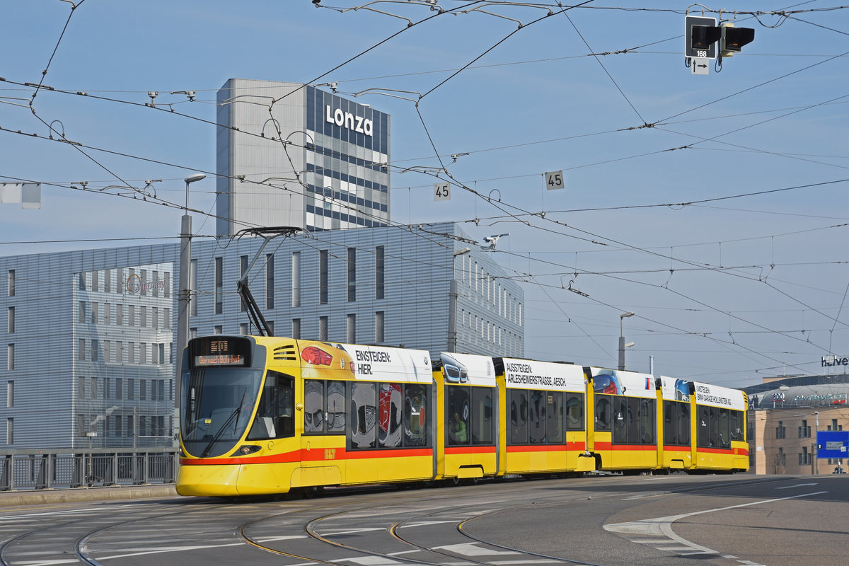 Be 6/10 Tango 167, auf der Linie 10, überquert die Münchensteinerbrücke. Die Aufnahme stammt vom 02.04.2019.