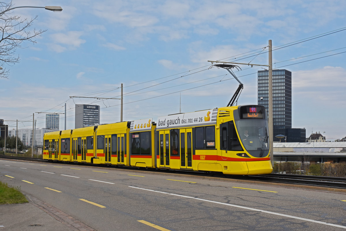 Be 6/10 Tango 167, auf der Linie 11, fährt Richtung Haltestelle M-Parc. Die Aufnahme stammt vom 17.03.2020.