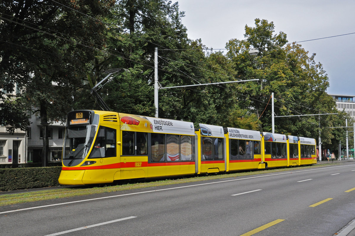 Be 6/10 Tango 167, auf der Linie 10, fährt zur Haltestelle am Bahnhof SBB. Die Aufnahme stammt vom 03.10.2020.