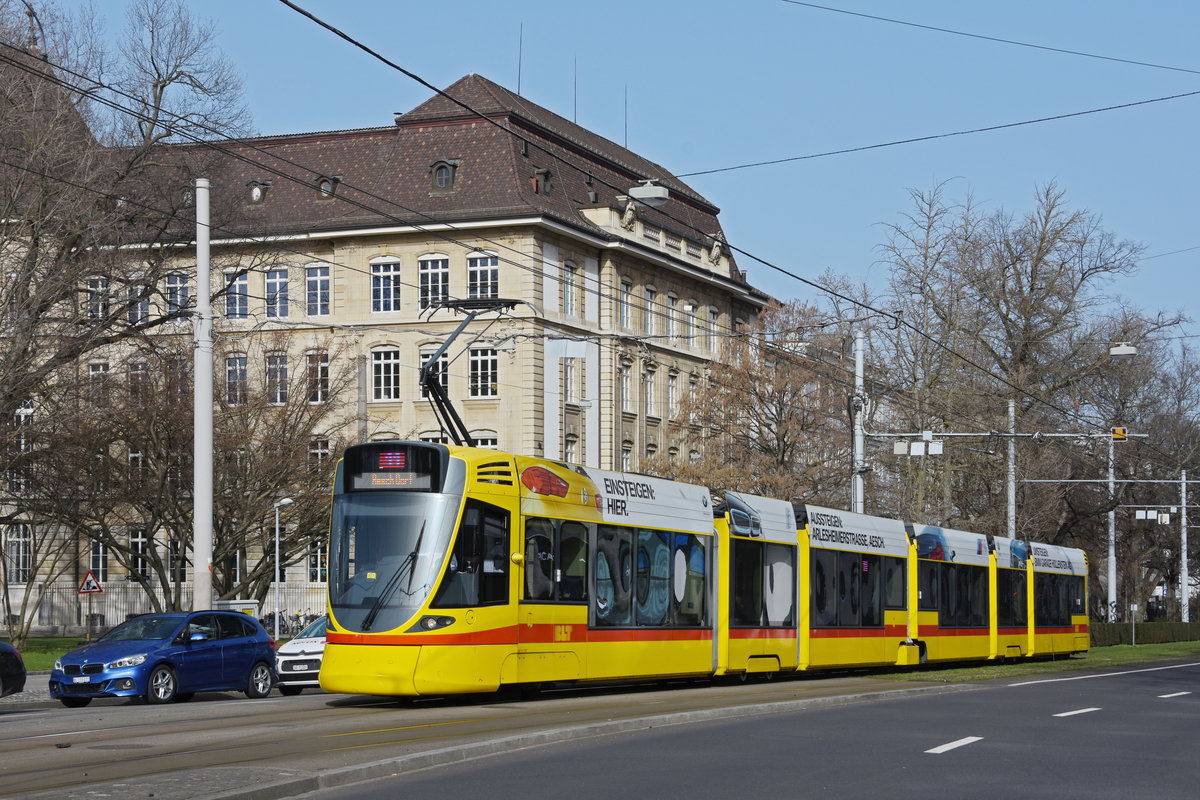 Be 6/10 Tango 167, auf der Linie 11, fährt zur Haltestelle am Bahnhof SBB. Die Aufnahme stammt vom 23.02.2021.