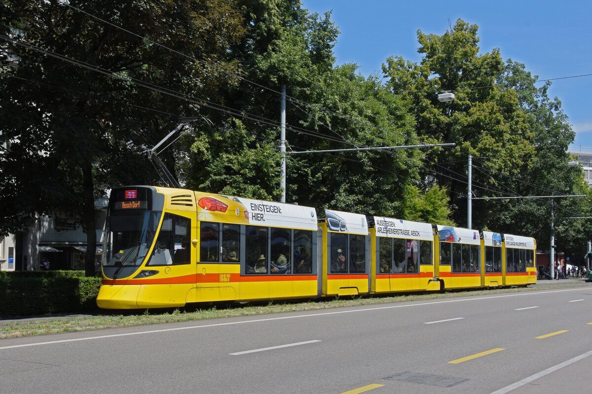 Be 6/10 Tango 167, auf der Linie 11, fährt am 30.06.2022 zur Haltestelle am Bahnhof SBB.