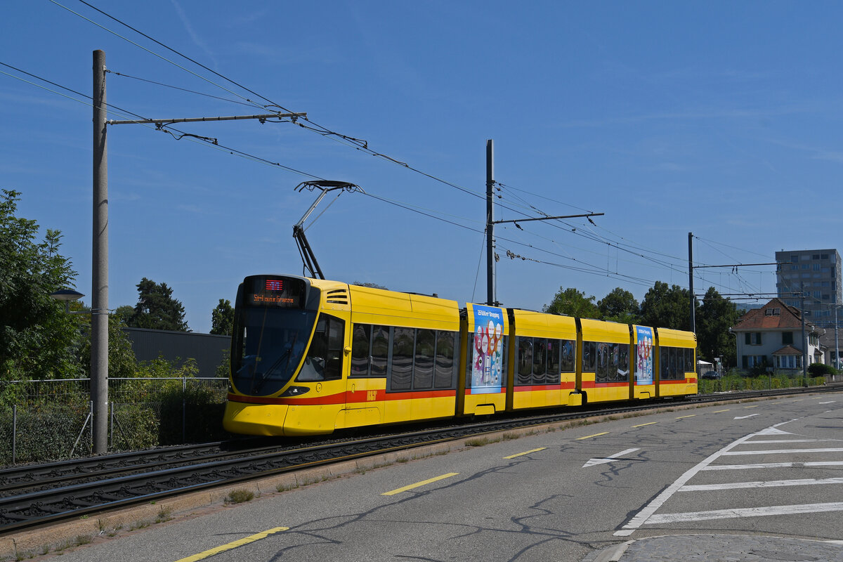 Be 6/10 Tango 167, auf der Linie 11, fährt am 18.08.2025 zur Haltestelle Münchensteinerstrasse. Aufnahme Basel.