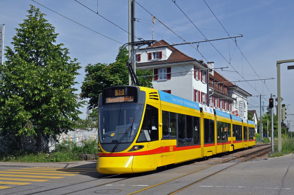 Be 6/10 Tango 167 auf der Linie 10 verlässt die Haltestelle Hofmatt. Die Aufnahme stammt vom 28.05.2015.