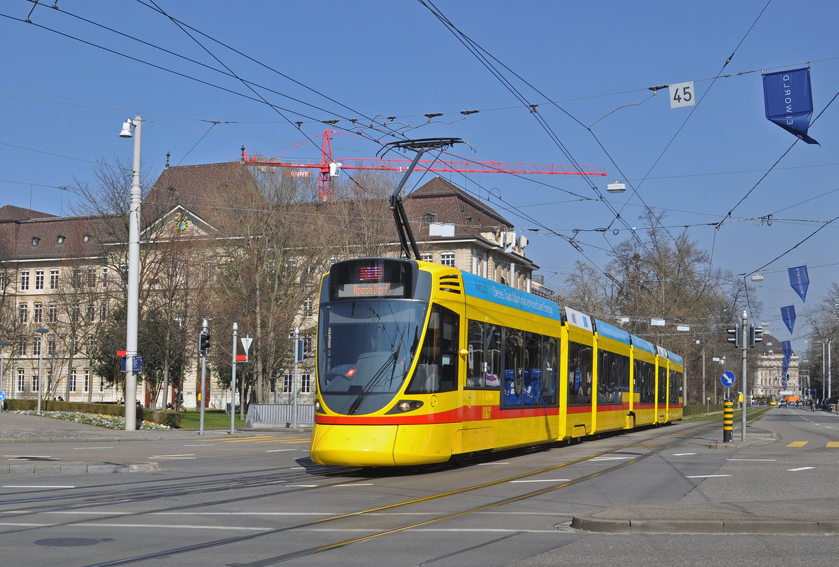 Be 6/10 Tango 167, auf der Linie 11, fährt zur Haltestelle am Bahnhof SBB. Die Aufnahme stammt vom 18.03.2016.