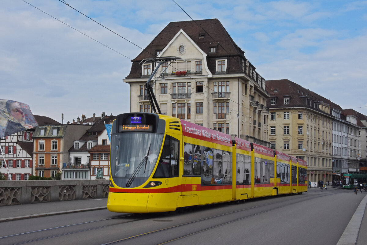 Be 6/10 Tango 168, auf der Linie 17, überquert die Mittlere Rheinbrücke. Die Aufnahme stammt vom 31.08.2021.