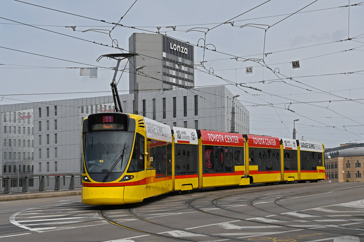 Be 6/10 Tango 168, auf der Linie 11, fährt am 04.05.2024 bei der Haltestelle Münchensteinerstrasse ein.