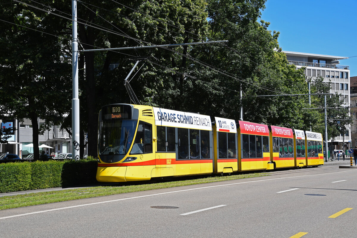 Be 6/10 Tango 168, auf der Linie 11, fährt am 08.07.2024 zur Haltestelle am Bahnhof SBB. Aufnahme Basel.