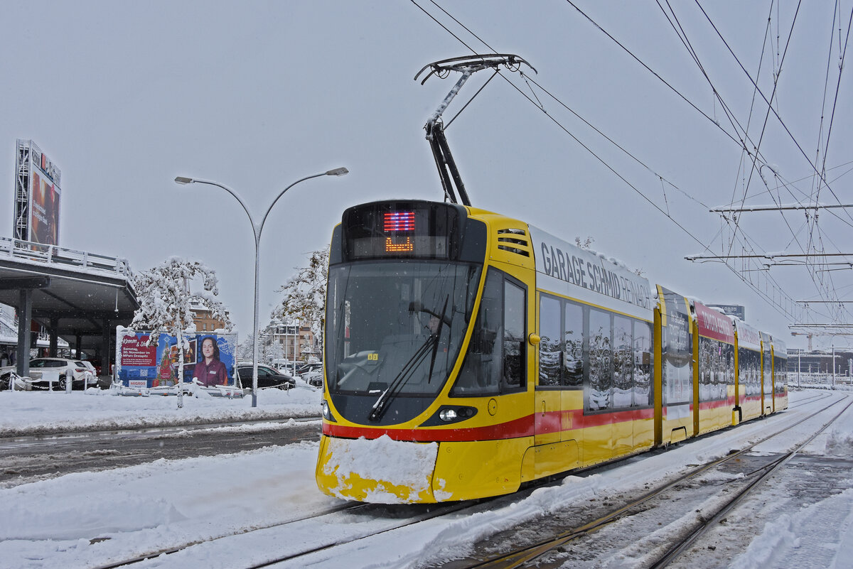 Be 6/10 Tango 168, auf der Linie 11, fährt am 22.11.2024 zur Haltestelle M-Parc. Aufnahme Basel.