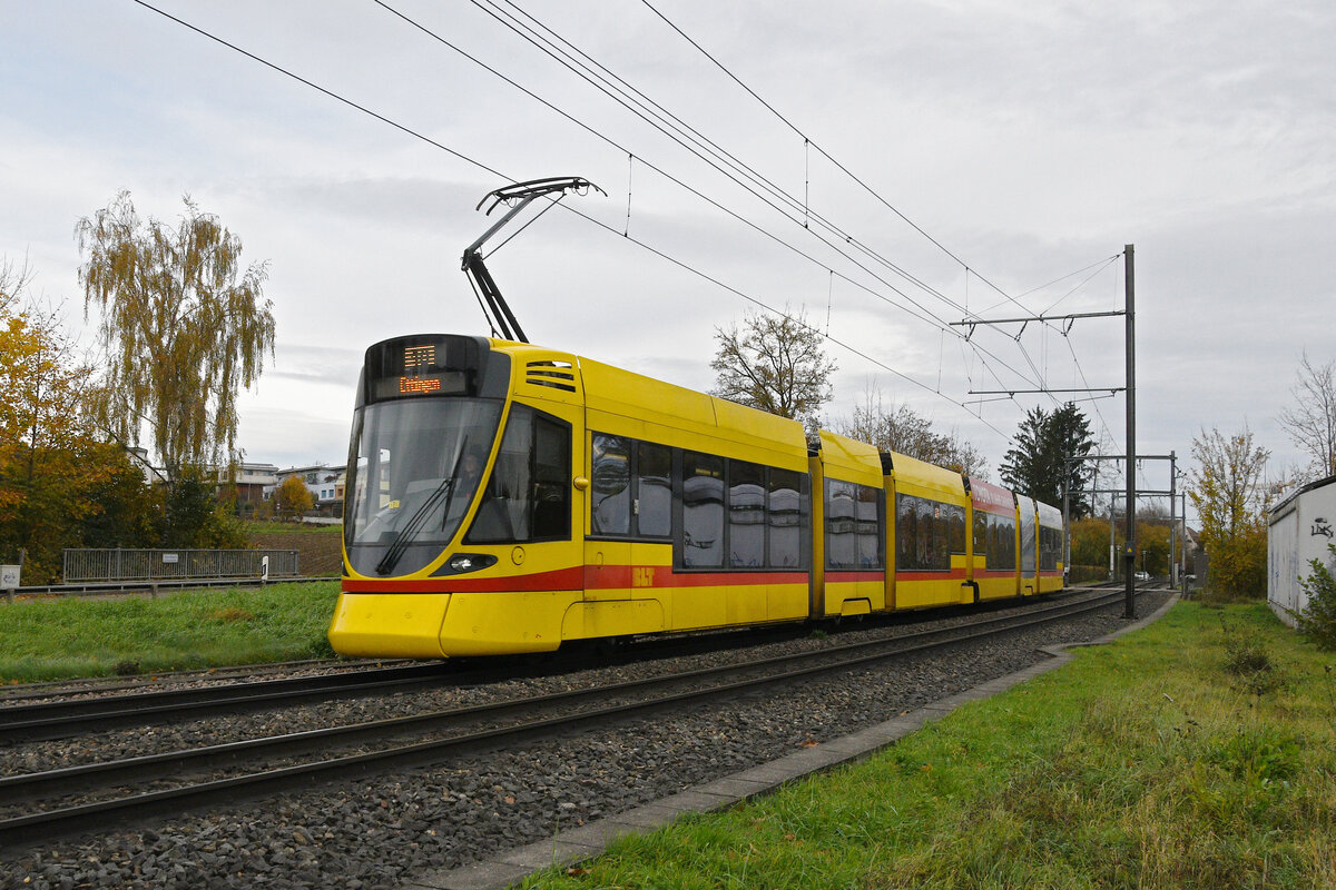 Be 6/10 Tango 168, auf der Linie 10, fährt am 01.11.2025 zur Haltestelle Känelmatt. Aufnahme Ettingen.