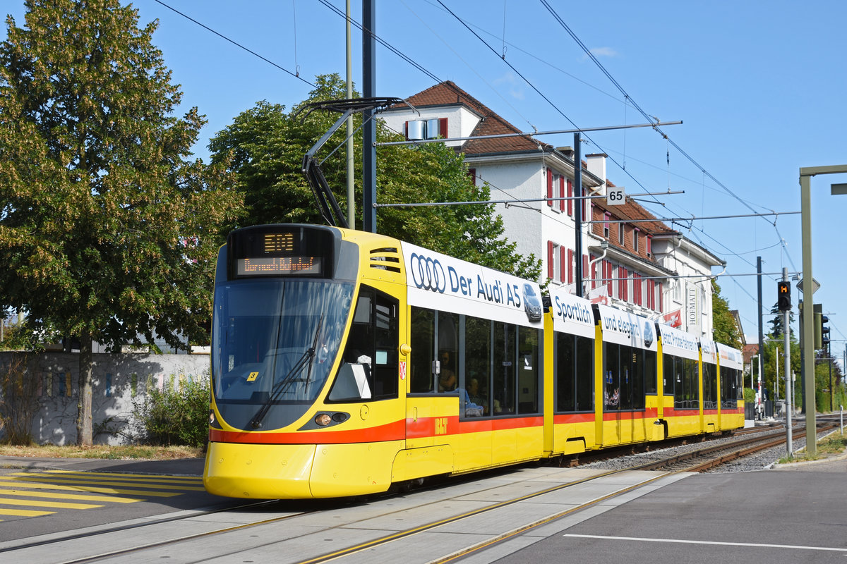 Be 6/10 Tango 169, auf der Linie 10, verlässt die Haltestelle Hofmatt. Die Aufnahme stammt vom 10.08.2018.