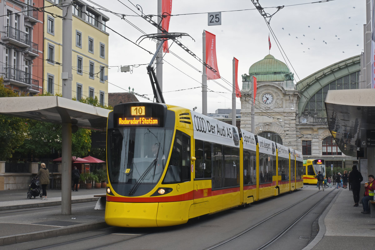 Be 6/10 Tango 169, auf der Linie 10, bedient die Haltestelle am Bahnhof SBB. Die Aufnahme stammt vom 03.10.2018.