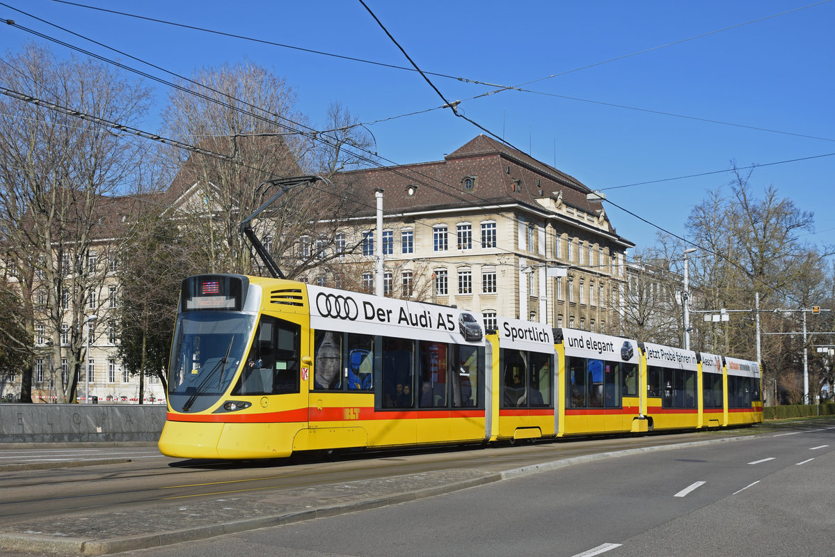 Be 6/10 Tango 169, auf der Linie 11, fährt zur Haltestelle am Bahnhof SBB. Die Aufnahme stammt vom 16.02.2019.