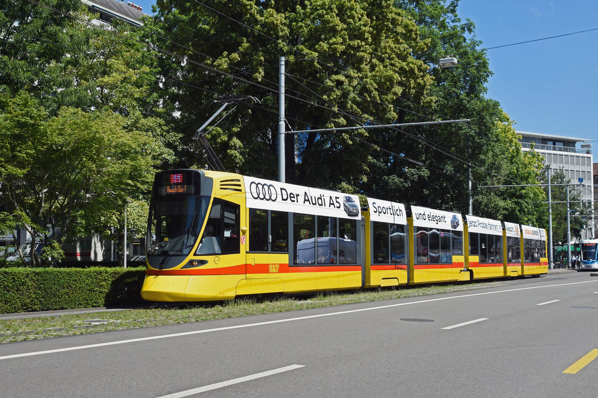 Be 6/10 Tango 169, auf der Linie 11, fährt zur Haltestelle am Bahnhof SBB. Die Aufnahme stammt vom 17.06.2019.