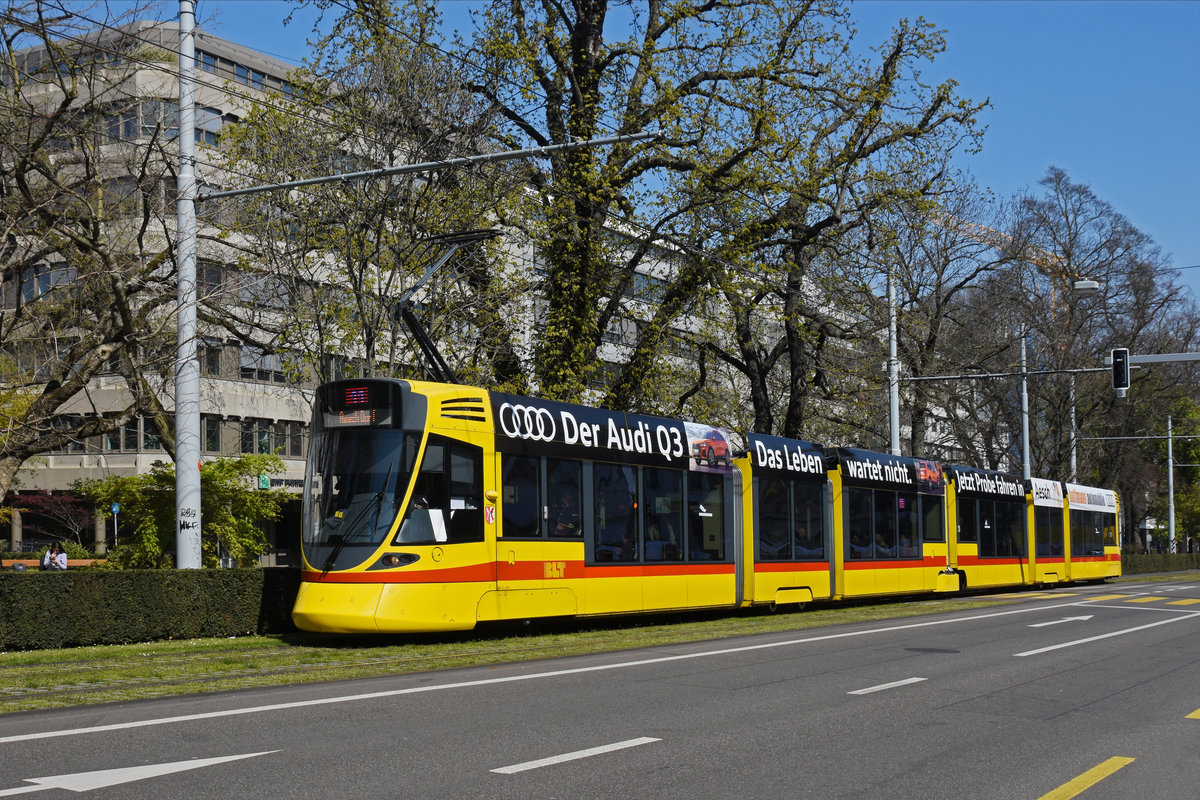 Be 6/10 Tango 169, auf der Linie 11, fährt zur Haltestelle am Bahnhof SBB. Die Aufnahme stammt vom 03.04.2020.