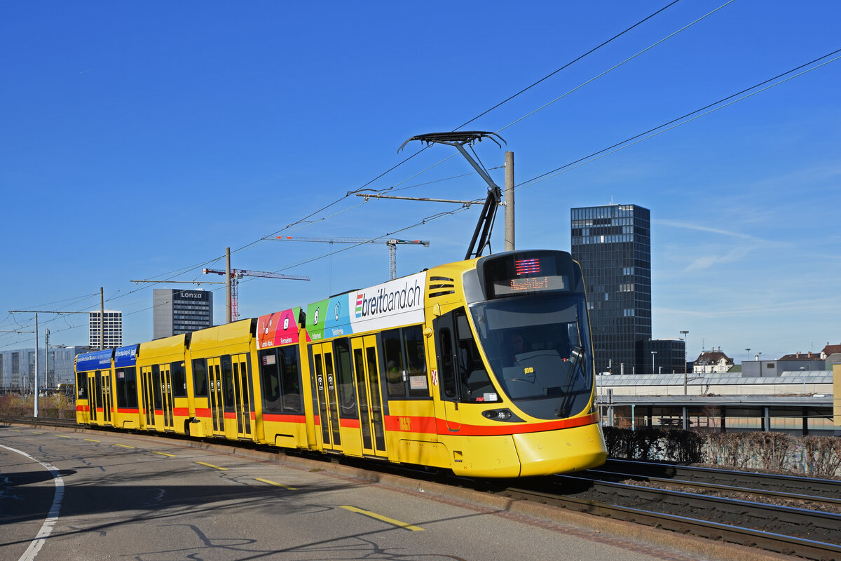 Be 6/10 Tango 169, auf der Linie 11, fährt zur Haltestelle M-Parc. Die Aufnahme stammt vom 08.02.2022.
