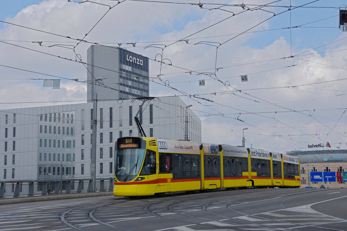 Be 6/10 Tango 169, auf der Linie 10, überquert die Münchensteinerbrücke. Die Aufnahme stammt vom 04.04.2022.