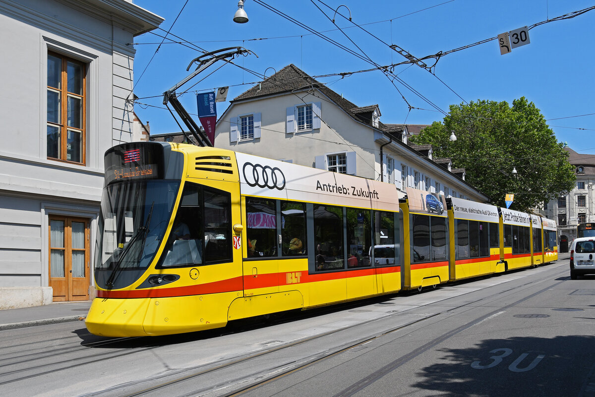 Be 6/10 Tango 169, auf der Linie 11, fährt am 02.06.2023 den Steinenberg hinunter zur Haltestelle Barfüsserplatz.