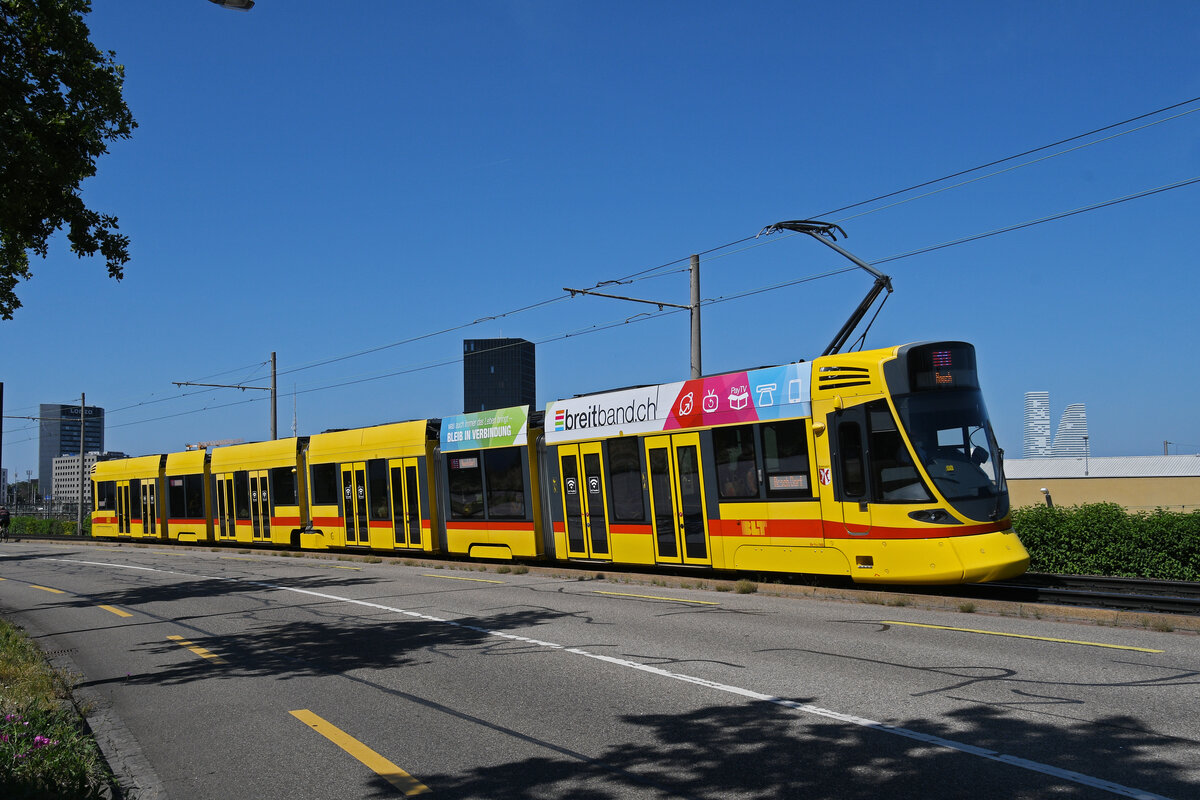 Be 6/10 Tango 169, auf der Linie 11, fährt am 18.08.2025 zur Haltestelle M-Parc. Aufnahme Basel.