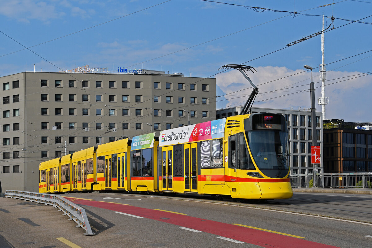 Be 6/10 Tango 169, auf der Linie 11, überquert am 16.08.2025 die Münchensteinerbrücke. Aufnahme Basel.