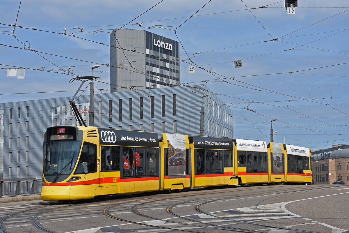 Be 6/10 Tango 169, auf der Linie 11, überquert am 23.08.2025 die Münchensteinerbrücke. Aufnahme Basel.