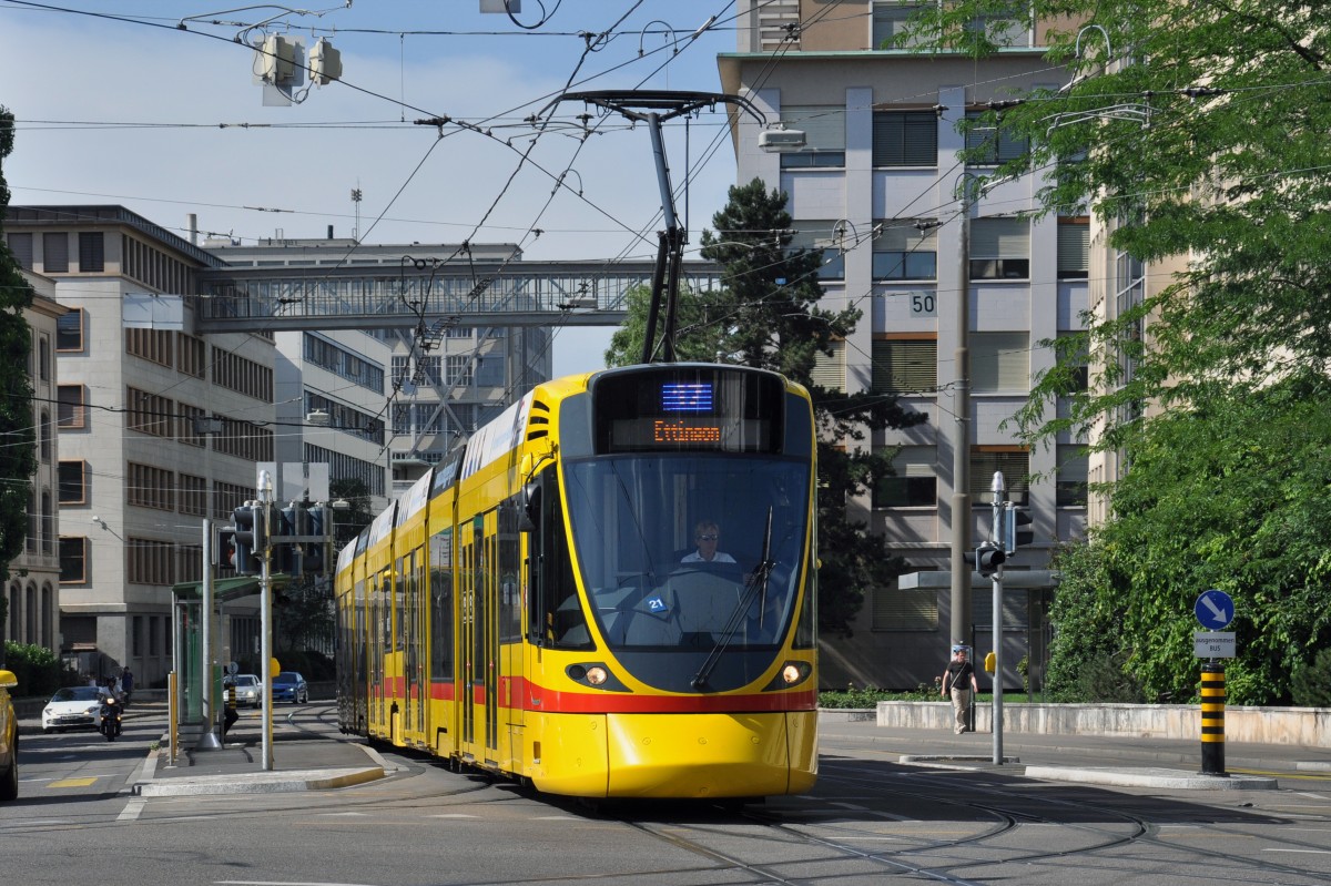 Be 6/10 Tango 169 auf der Linie 17 bei der Haltestelle Dreirosenbrücke. Die Aufnahme stammt vom 11.06.2014.
