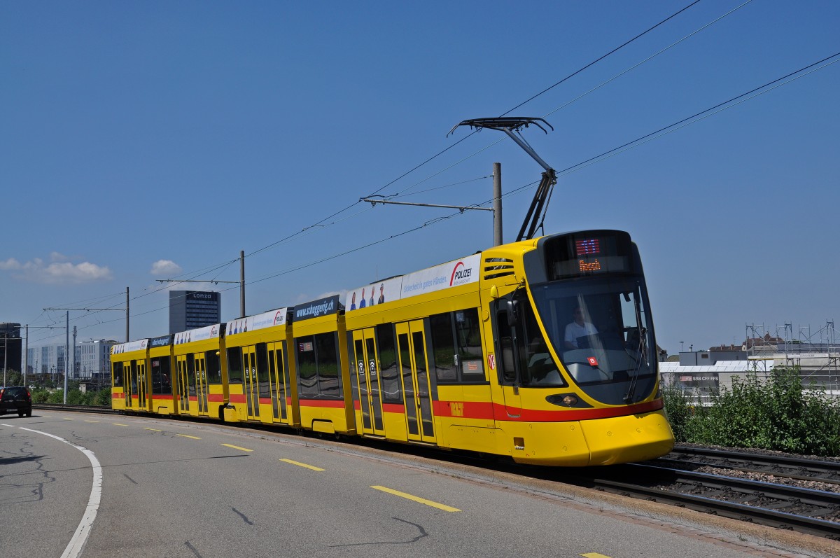 Be 6/10 Tango 169 auf der Linie 11 fährt zur Haltestelle M-Parc. Die Aufnahme stammt vom 16.07.2014.
