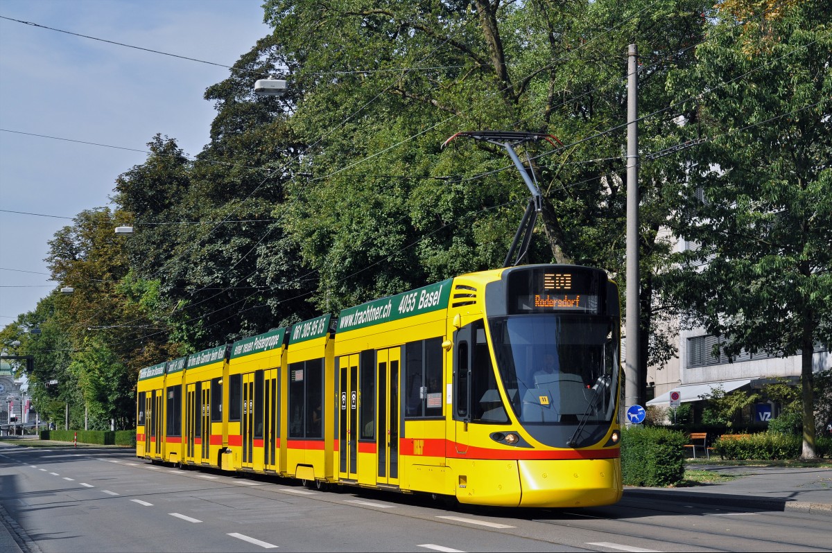 Be 6/10 Tango 169 auf der Linie 10 fährt zur Haltestelle Aeschenplatz. Die Aufnahme stammt vom 08.08.2015.