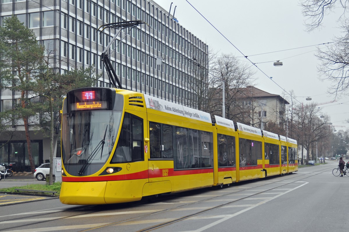 Be 6/10 Tango 169, auf der Linie 11 fährt zur provisorischen  Endhaltestelle am Aeschenplatz. Die Aufnahme stammt vom Fasnachtsmittwoch 17.02.2016.