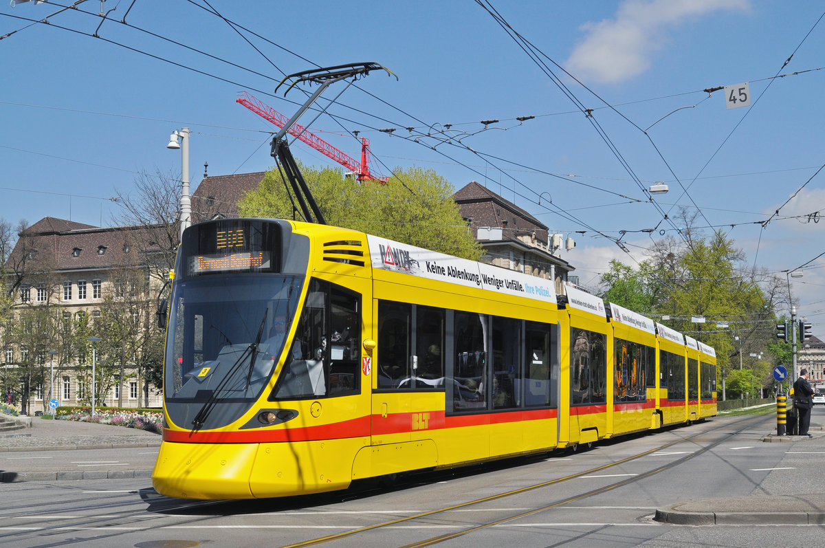 Be 6/10 Tango 169, auf der Linie 10, fährt zur Haltestelle am Bahnhof SBB. Die Aufnahme stammt vom 19.04.2016.