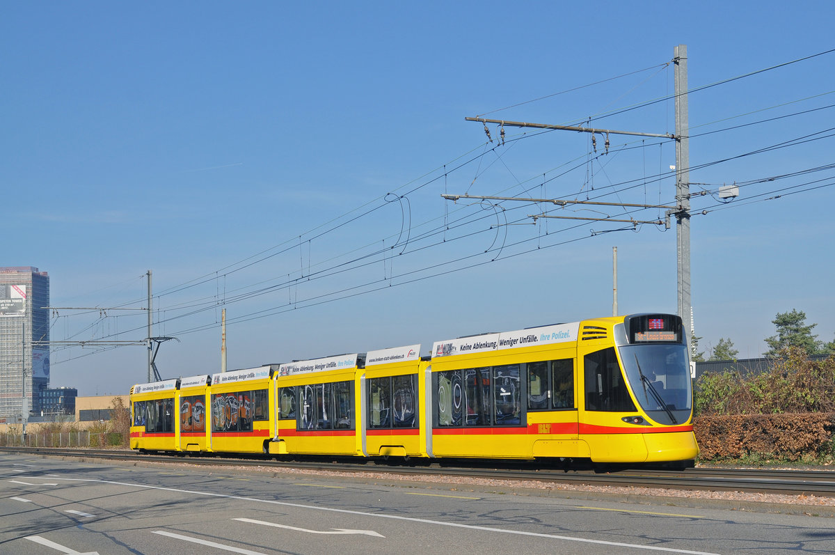 Be 6/10 Tango 169, auf der Linie 11, fährt zur Haltestelle Münchensteinerstrasse. Die Aufnahme stammt vom 30.11.2016.