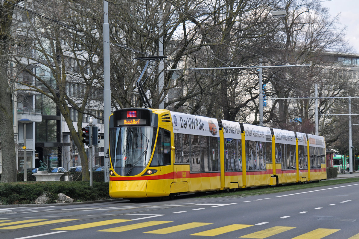 Be 6/10 Tango 171, auf der Linie 11, verlässt die Haltestelle Aeschenplatz. Die Aufnahme stammt vom 25.03.2018.