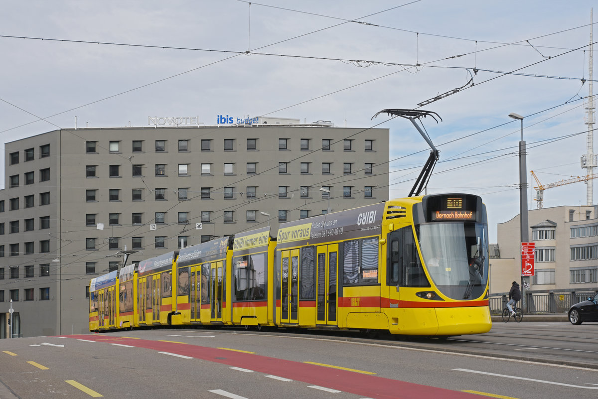 Be 6/10 Tango 171, auf der Linie 10, überquert die Münchensteinerbrücke. Die Aufnahme stammt vom 08.03.2020.
