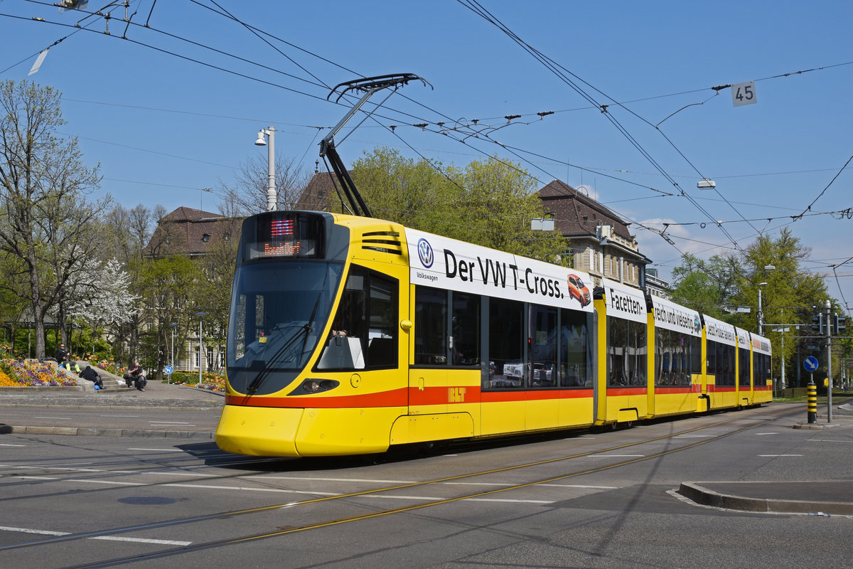 Be 6/10 Tango 171, auf der Linie 11, fährt zur Haltestelle am Bahnhof SBB. Die Aufnahme stammt vom 09.04.2020.
