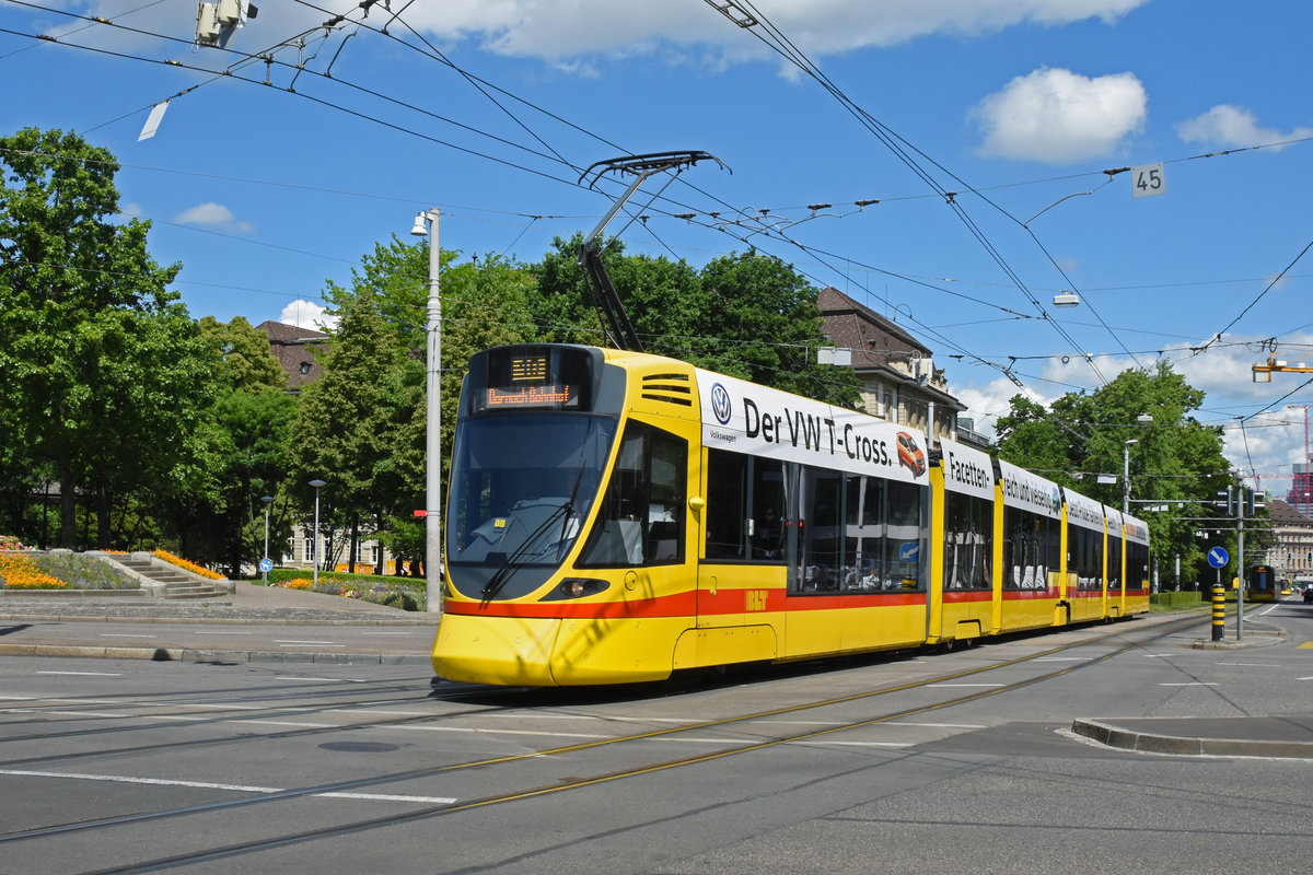 Be 6/10 Tango 171, auf der Linie 10, fährt zur Haltestelle am Bahnhof SBB. Die Aufnahme stammt vom 04.05.2020.