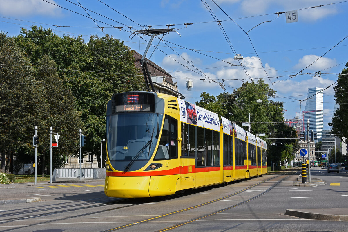 Be 6/10 Tango 171, auf der Linie 11, fährt zur Haltestelle am Bahnhof SBB. Die Aufnahme stammt vom 12.09.2021.