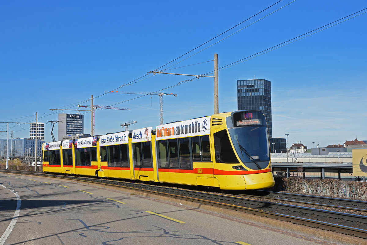 Be 6/10 Tango 171, auf der Linie 11, fährt am 08.02.2022 zur Haltestelle Münchensteinerstrasse.