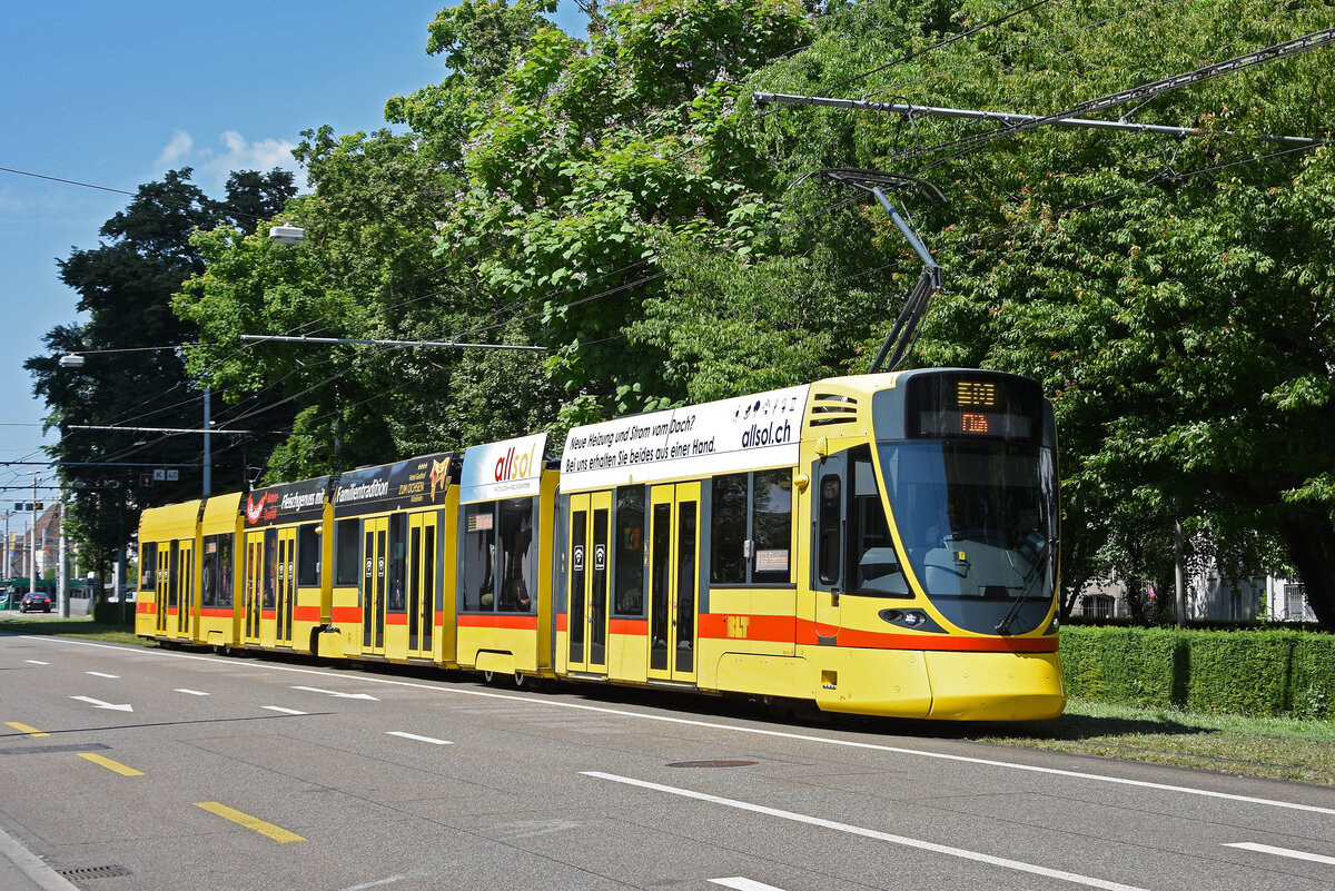 Be 6/10 Tango 171, auf der Linie 10, fährt am 21.06.2025 zur Haltestelle am Aeschenplatz. Aufnahme Basel.