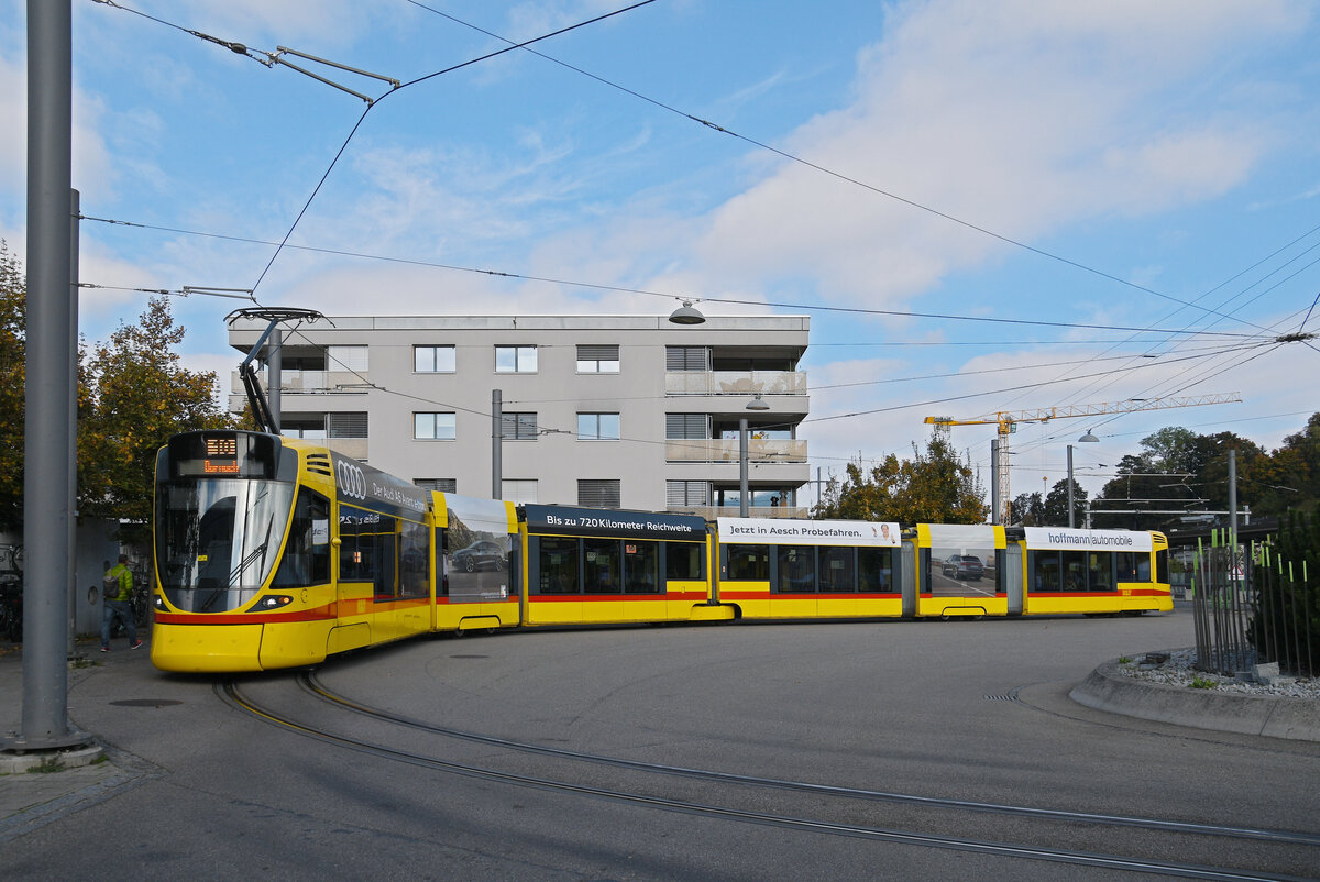 Be 6/10 Tango 171, auf der Linie 10, wendet am 13.10.2025 in der Schlaufe in Dornach.