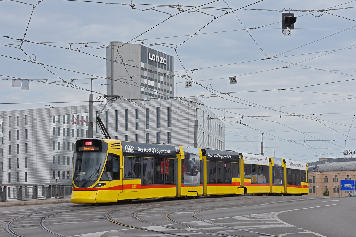 Be 6/10 Tango 171, auf der Linie 11, �berquert am 10.08.2026 die M�nchensteinerbr�cke. Aufnahme Basel.