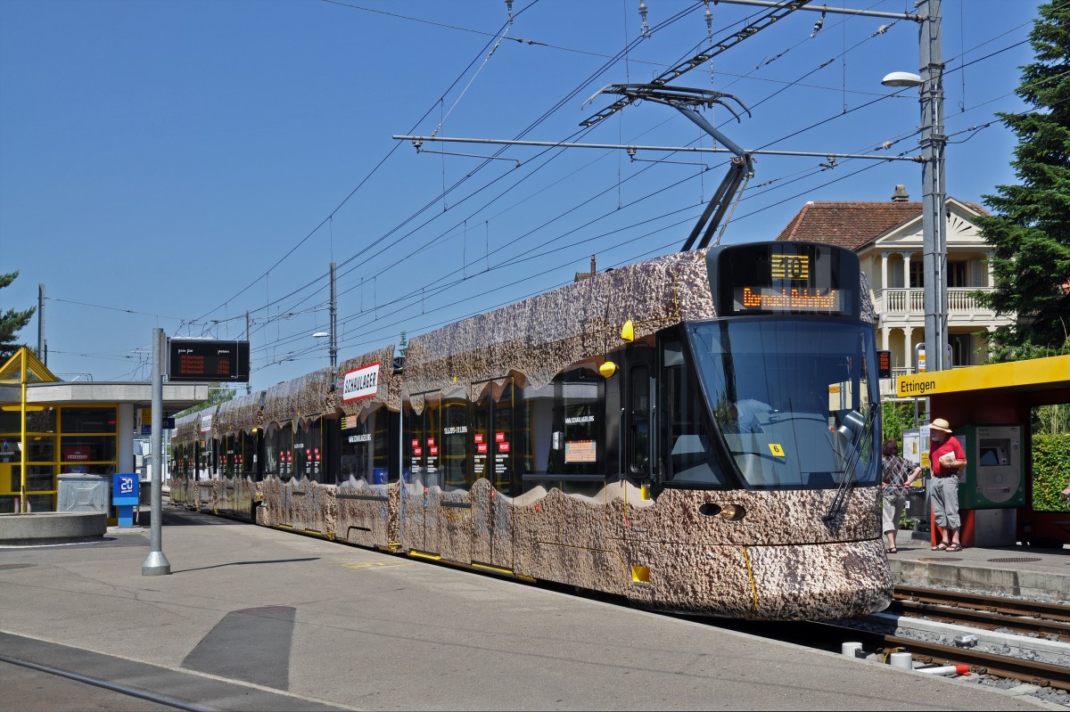 Be 6/10 Tango 171 auf der Linie 10, mit einer Werbung für eine Kunstausstellung im Schaulager, bedient die Haltestelle in Ettingen. Die Aufnahme stammt vom 06.06.2015.